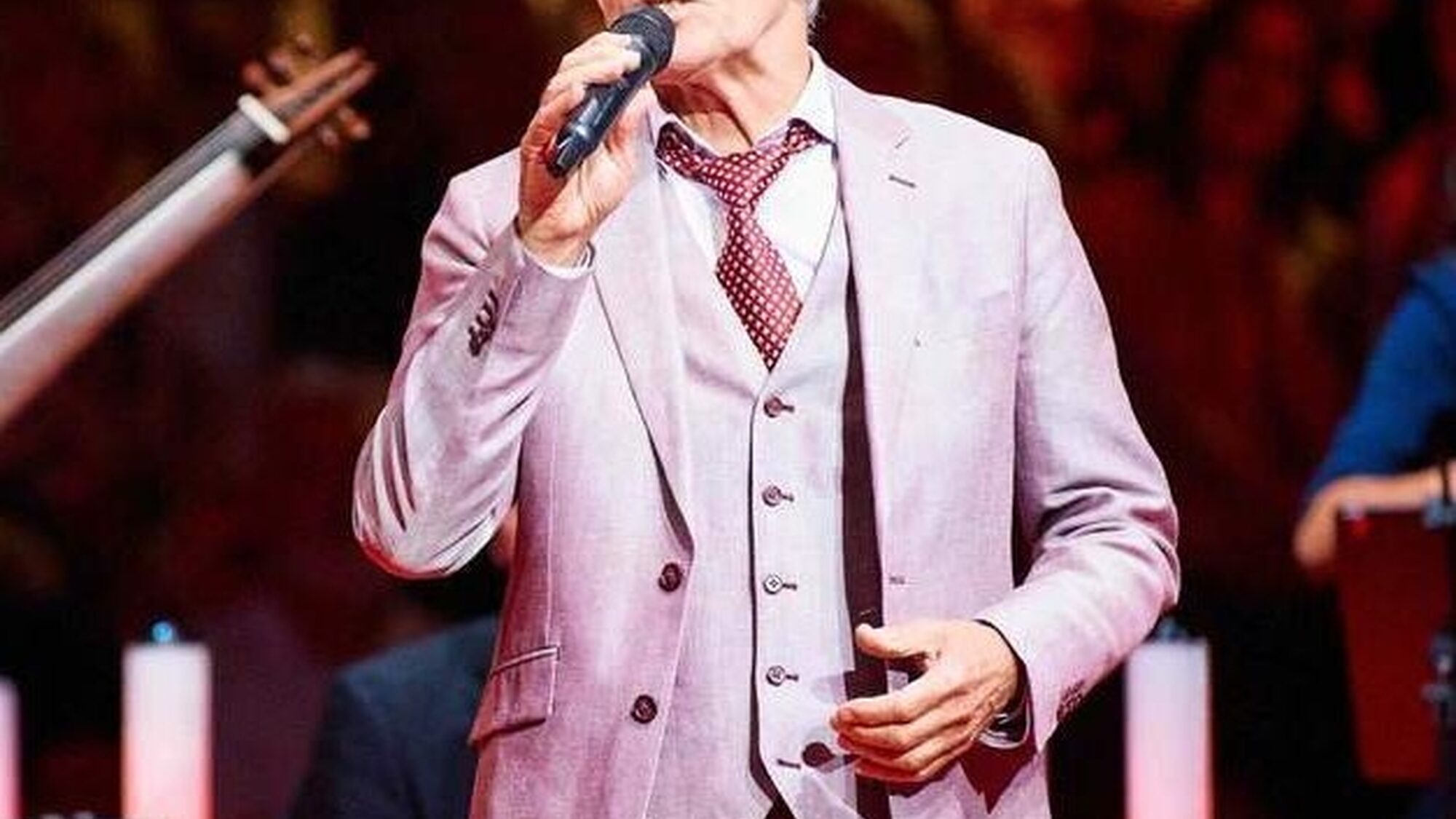 Huub van der Lubbe zingt op het podium van het Prinsengrachtconcert.