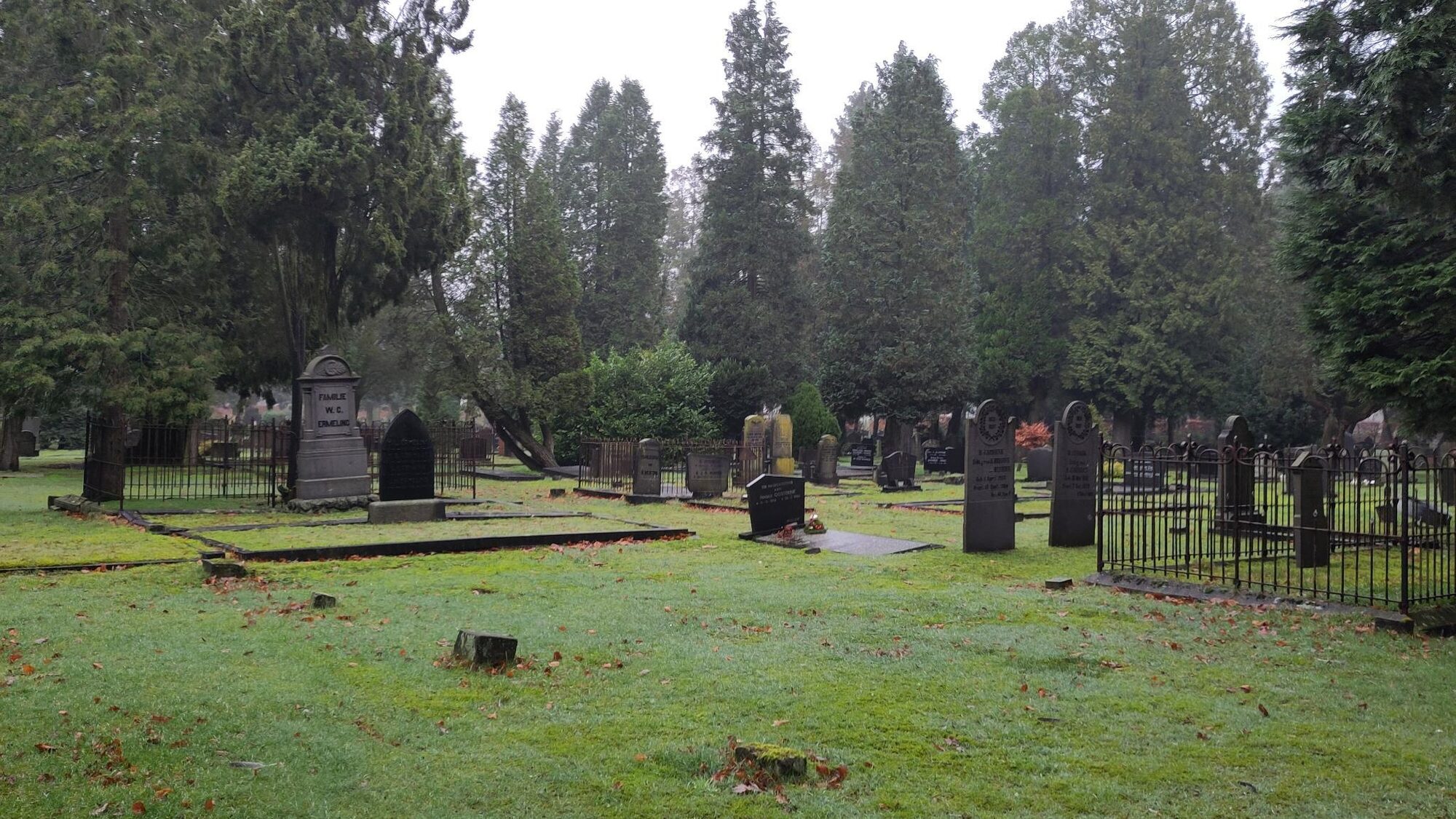 Kerkhof met een grijze lucht