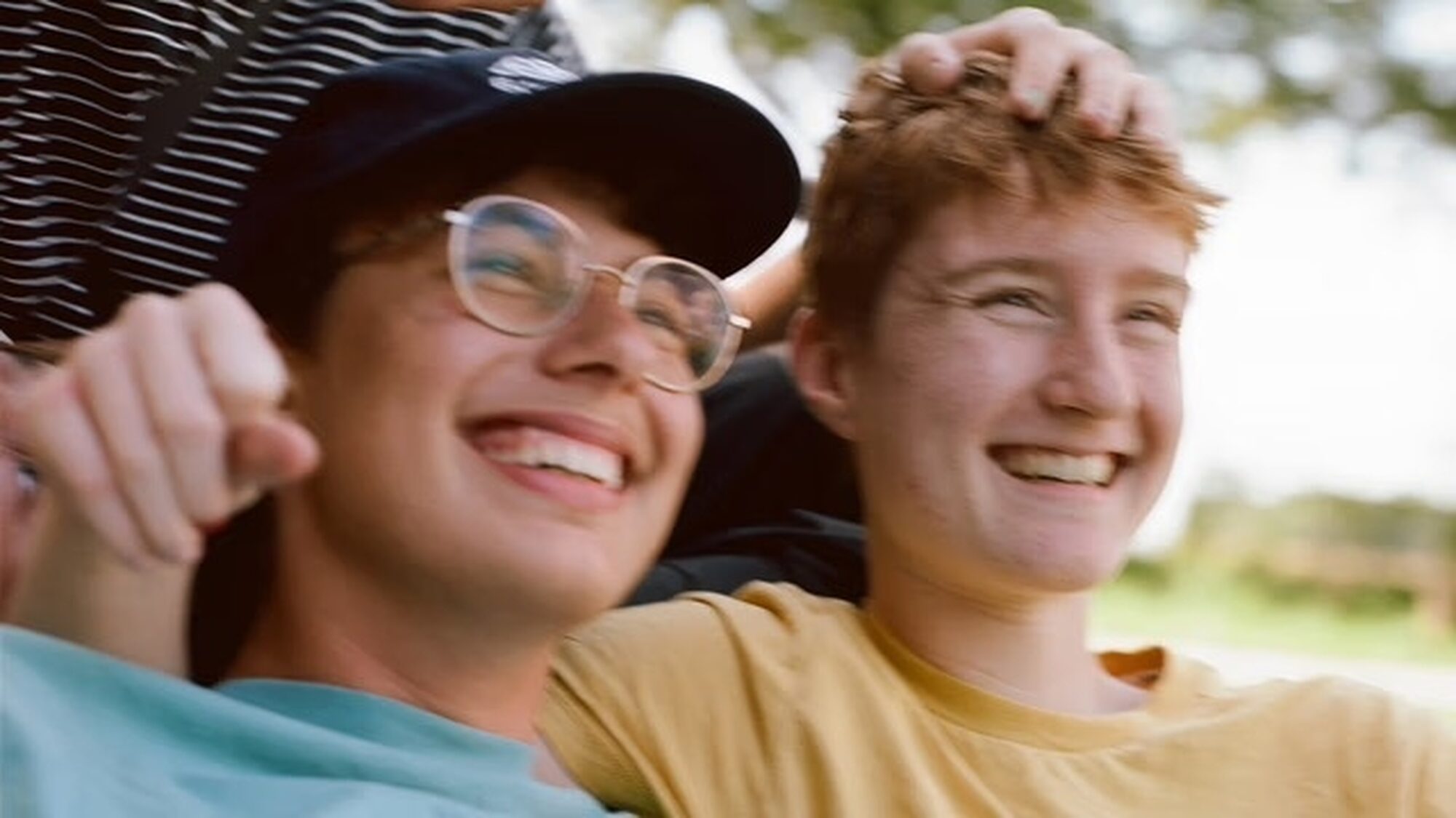 Twee van de tieners die op het Queer kamp zijn lachen samen.