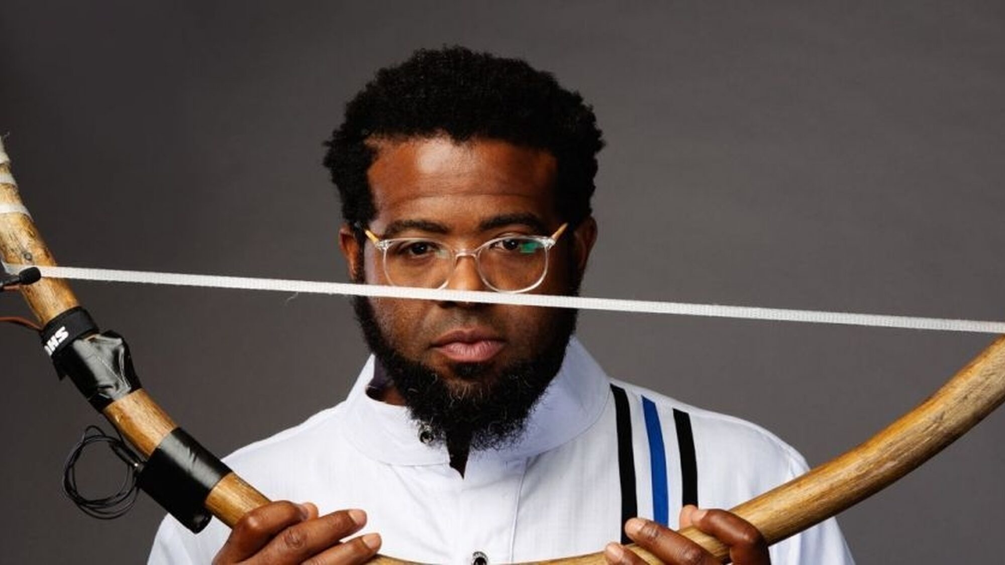 Man met muziekinstrument (benta) in handen