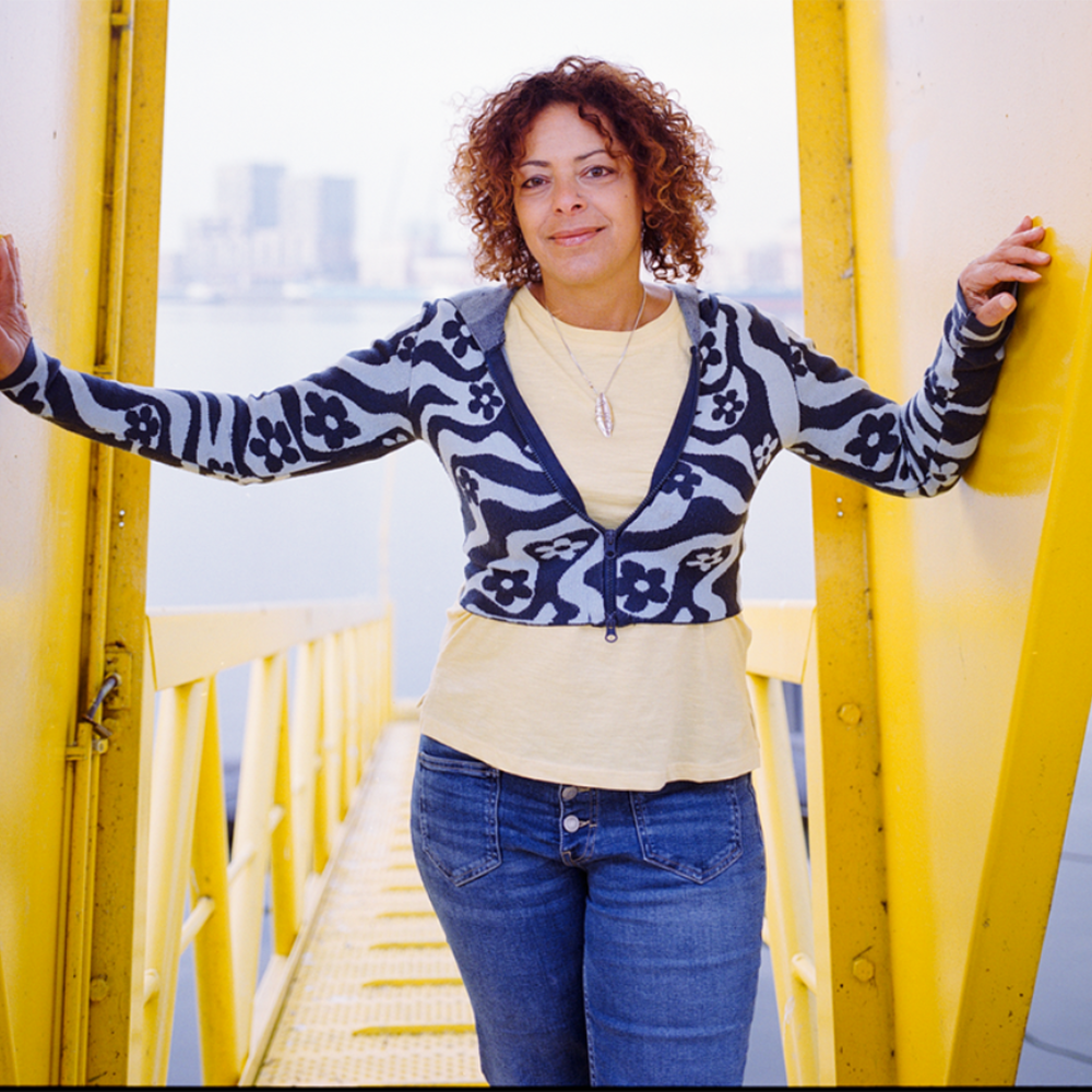 Nina Jurna staat op een gele steiger aan het water