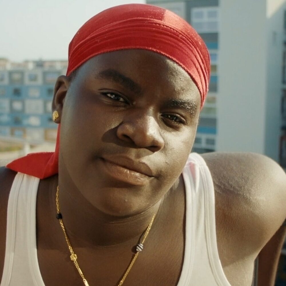 Shabu op het balkon van de flat de Peperklip, waar hij woont.