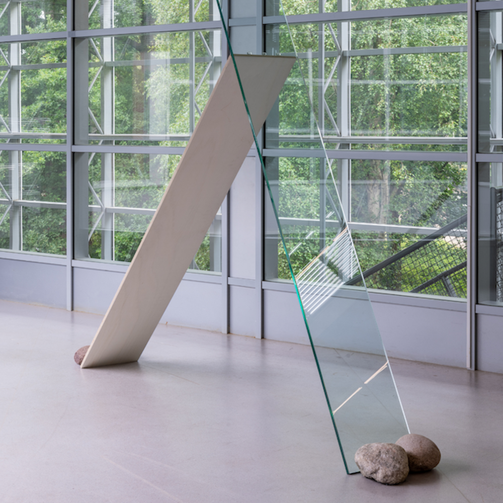 Kunstwerk met glas, hout en steen van Kishio Suga.