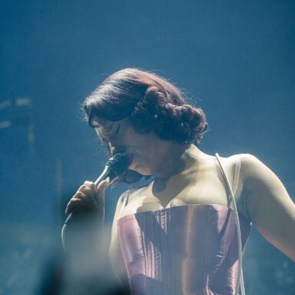 Zangeres Raye zingt op het podium