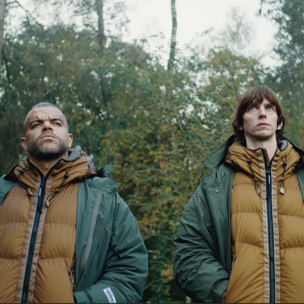 personages in de serie staan buiten in een bos en dragen dezelfde jas.