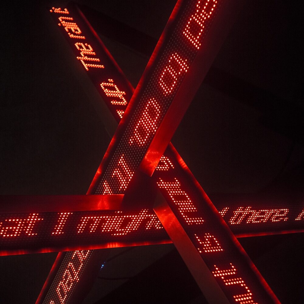 Kunstwerk The Archive of Spatial Knowledge van Irakli Sabekia. Een anti-tank barricade waarop in rode letters getuigenissen te lezen zijn.