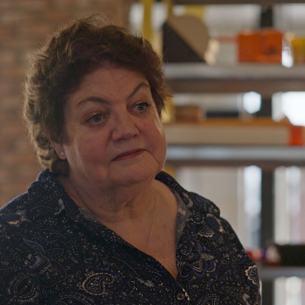 Een mevrouw uit de documentaire 'Dit hoort bij ons' kijkt moedeloos voor zich uit.