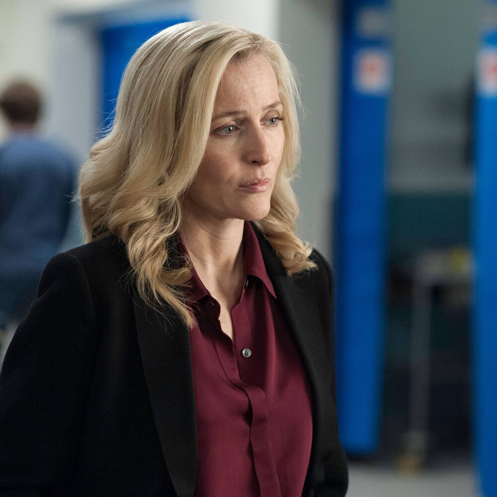 Blonde actrice uit The Fall kijkt bezorgd in ziekenhuis