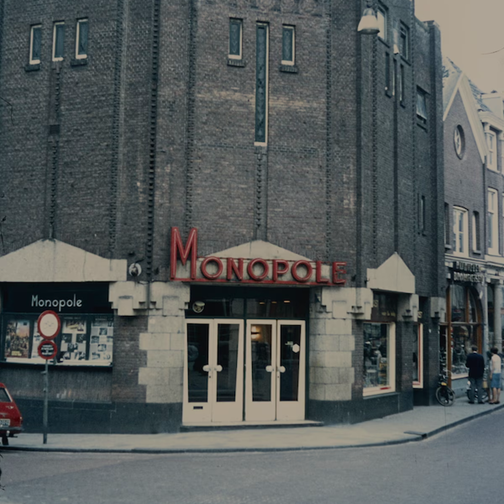 Foto van de gevel van de Monopole in 1965