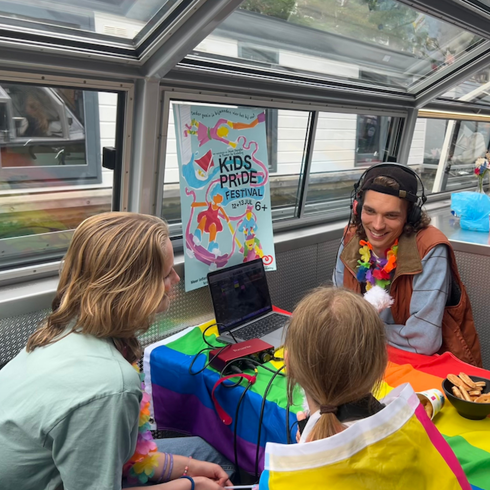 Jesse neemt de podcast op met twee meisjes aan boord van de boot.