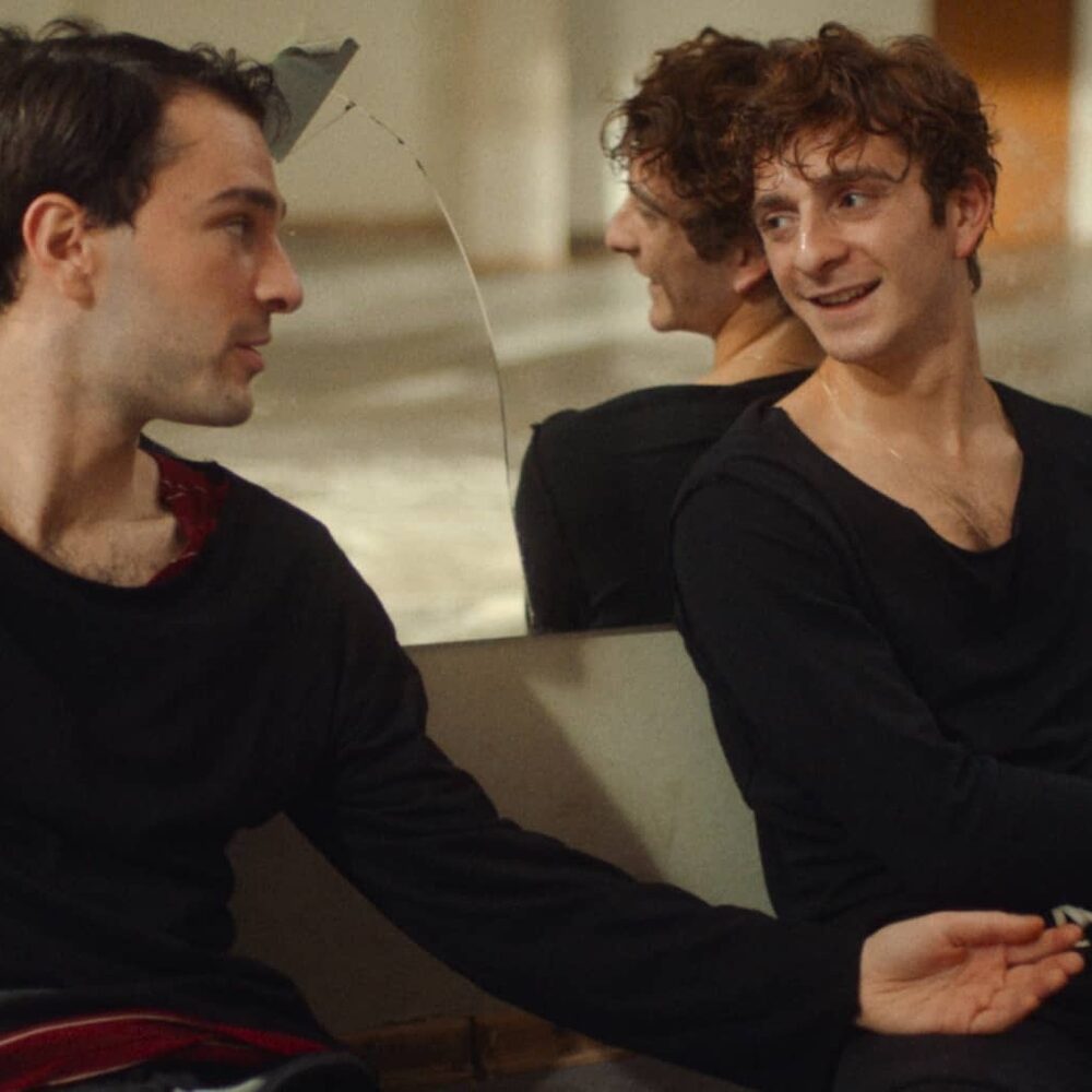 Beeld uit de serie waarin twee jongens met elkaar praten