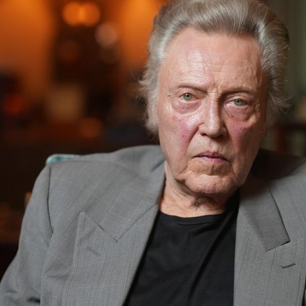 Roger Moore kijkt ernstig in de camera.