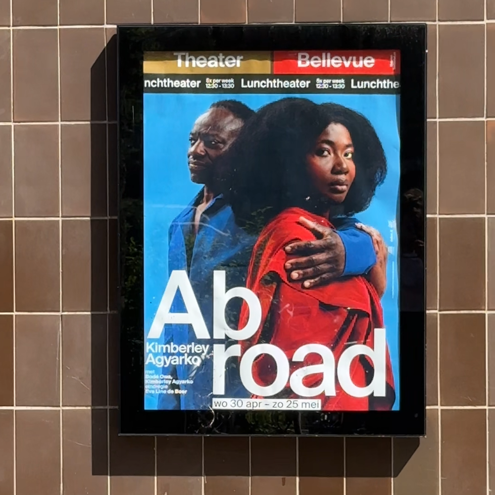 Op deze foto zien we de poster voor ABROAD op de muur van het theater hangen.