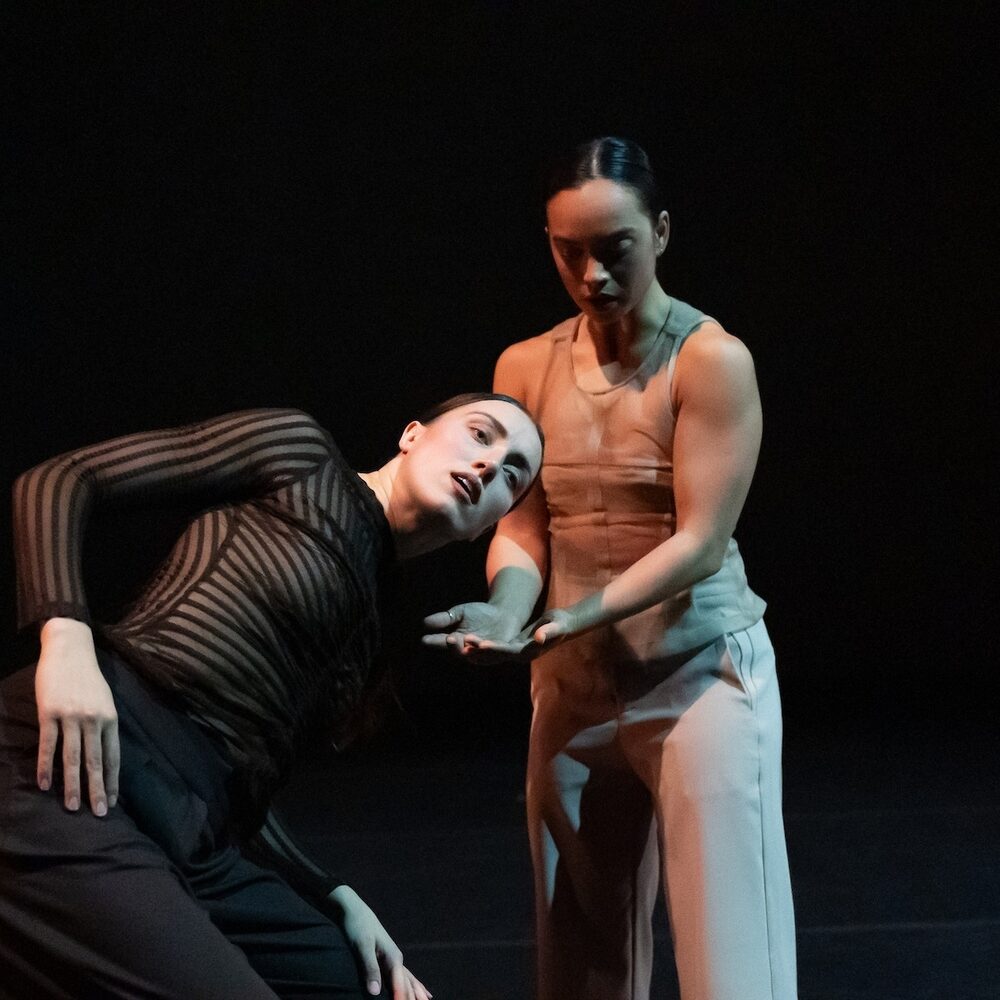 Dansers Evelien Jansen en Amber Veltman in Tender Resistance.