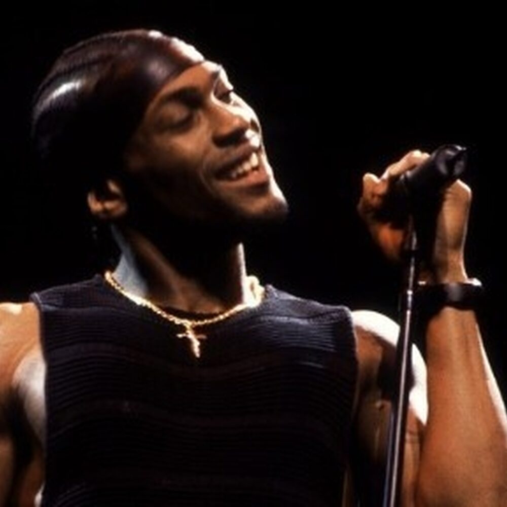 D'Angelo treedt op en glimlacht