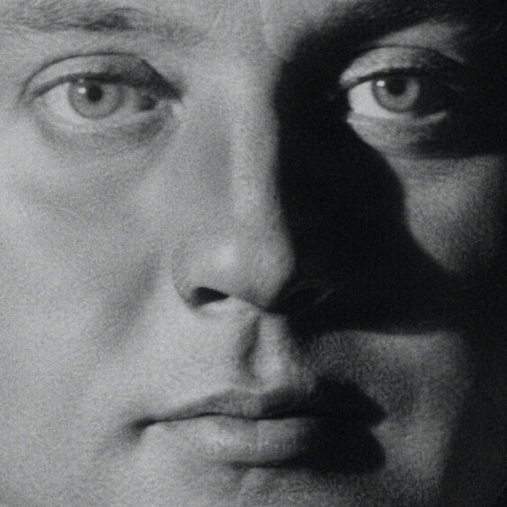 Jan Theunissen kijkt de camera in