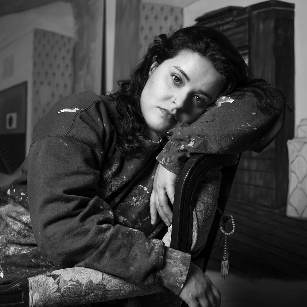 Een van de geportretteerden door Robin de Puy. Zwartwit foto waarin een vrouw in de camera kijkt.