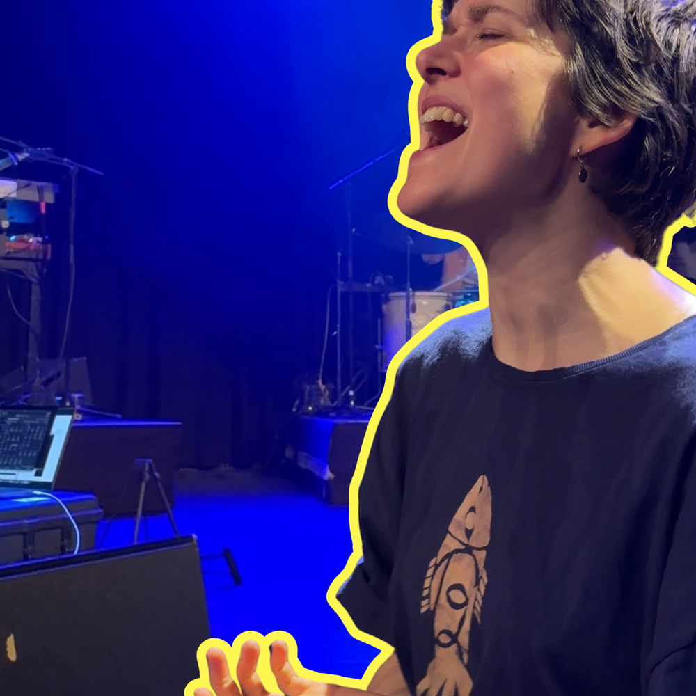 Pitou in actie tijdens de repetitie. Ze staat te zingen en heeft haar ogen dicht.