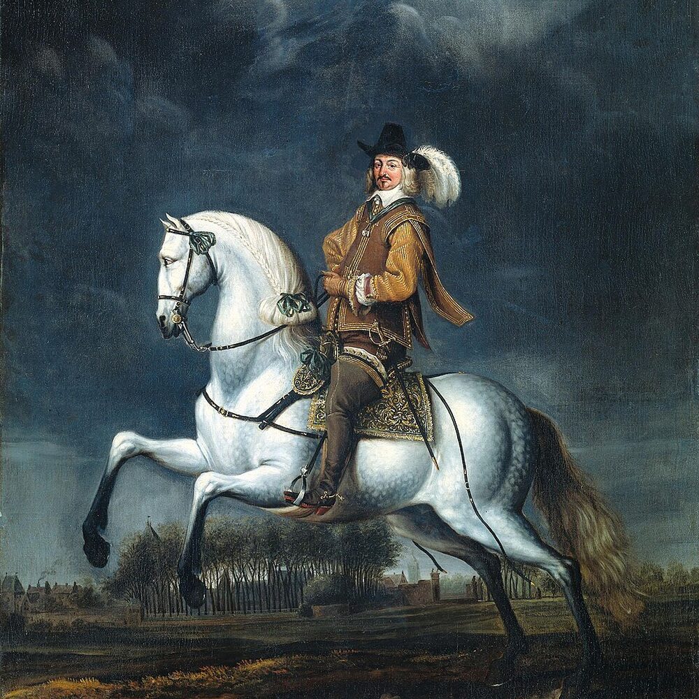 Het ruiterportret waar de tekst over gaat. Je ziet een man met een goed met een veer erop, op een wit paard rijden. Hij ziet er rijk en welgesteld uit en kijkt trots, met zijn borst vooruit. De achtergrond is donker en grauw, met een onheilspellende lucht. Als je goed kijkt zie je op de achtergrond in de verte een kasteelpoort.