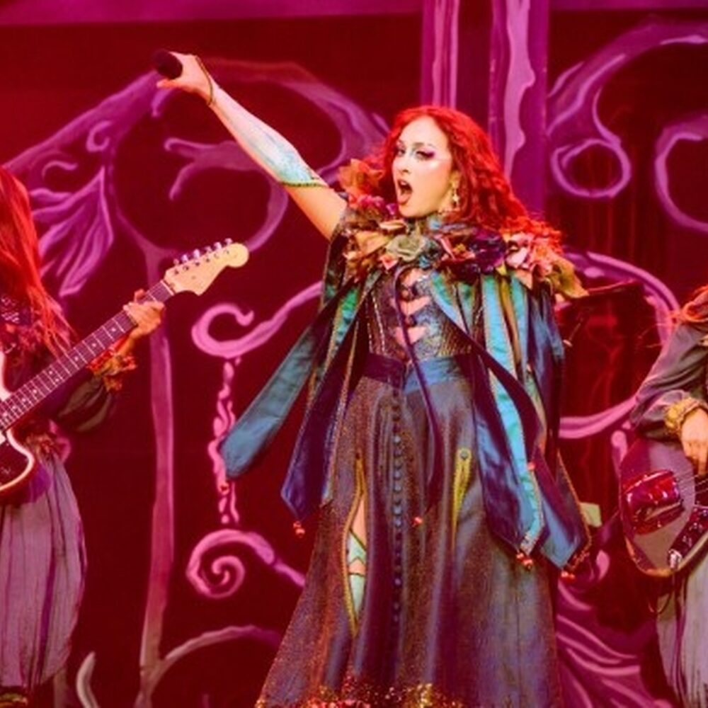 Chappell Roan zingt op het podium van Lowlands