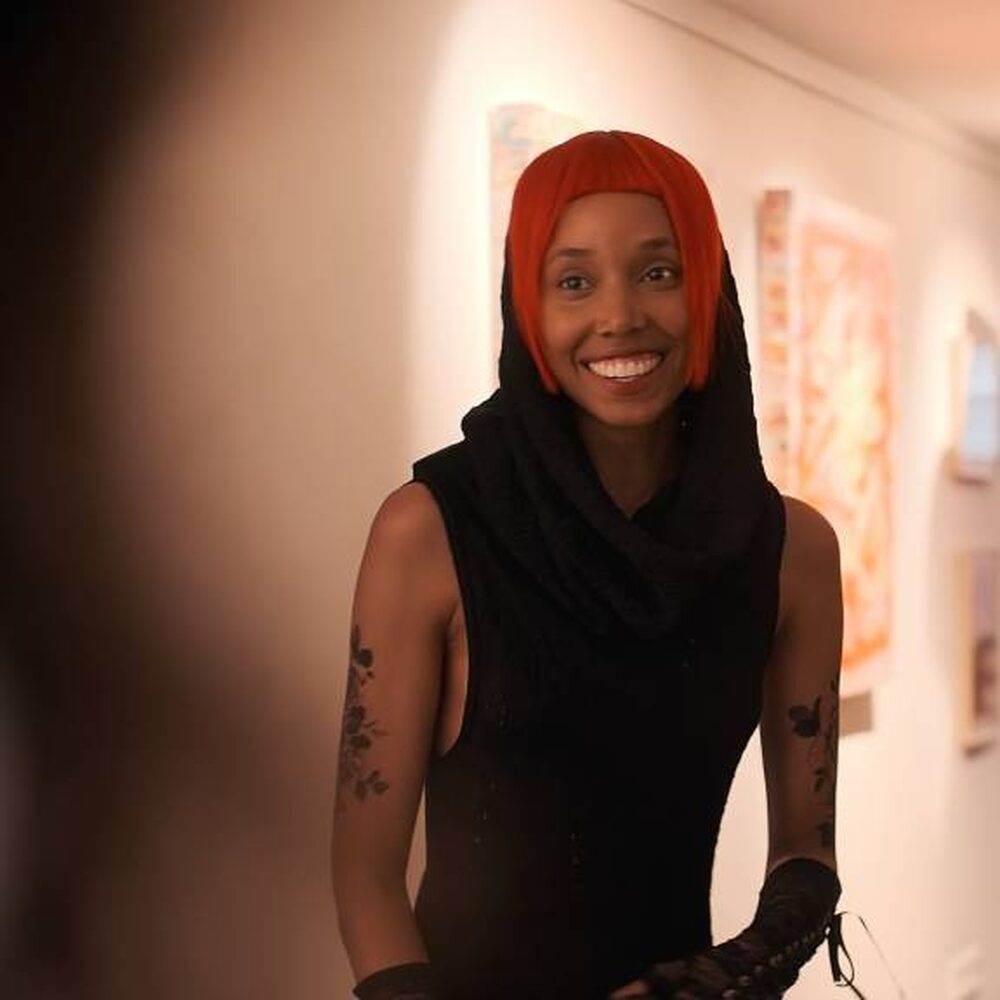 Marlou Fernanda glimlacht op een expositie