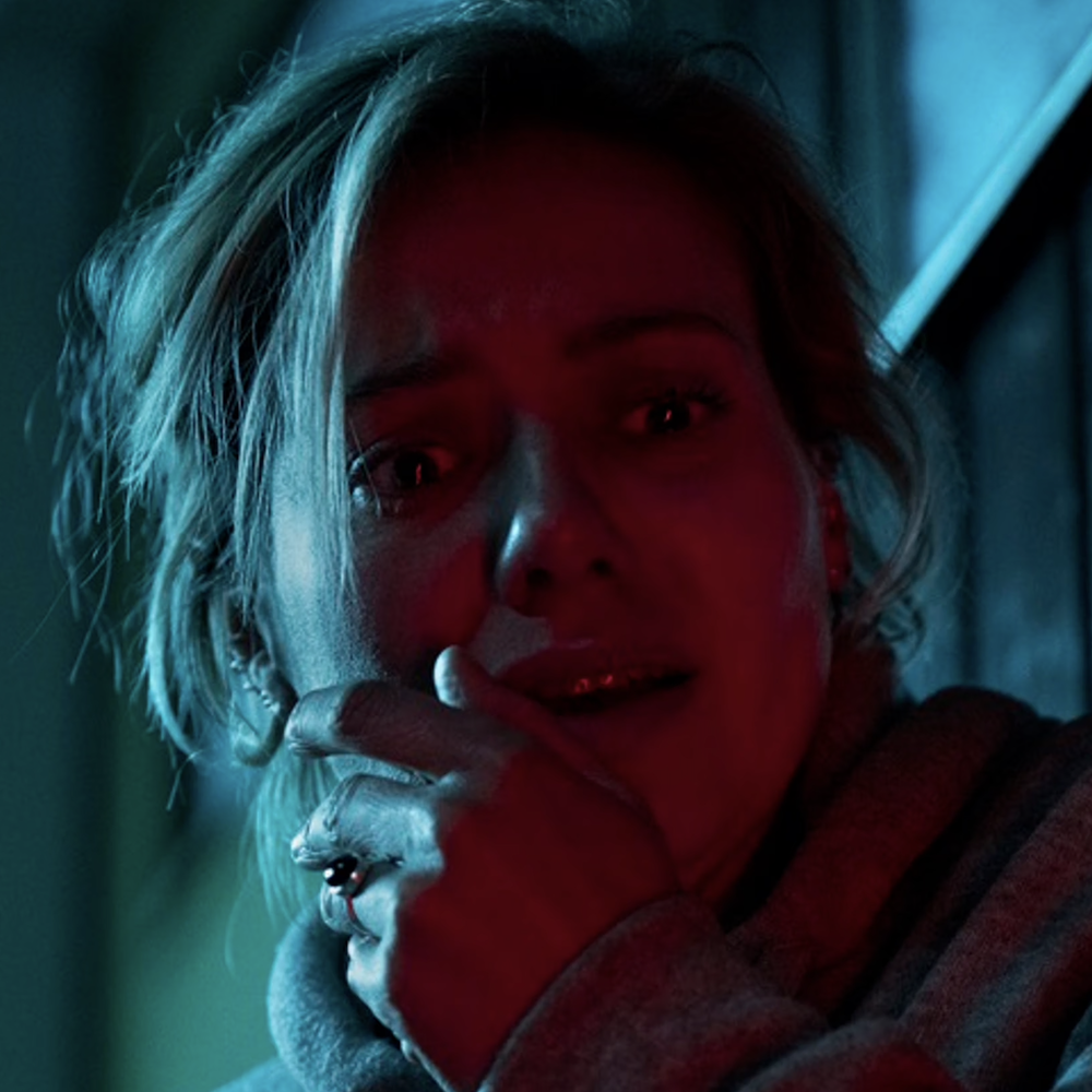 Vrouw kijkt angstig naar iets buiten beeld