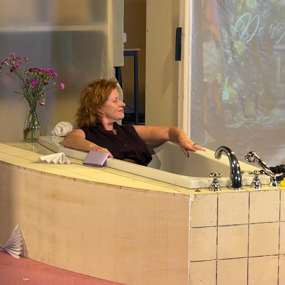 Actrice Oda zit deze keer in het bad in het decor.