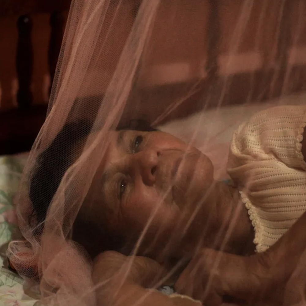 Hoofdpersoon van de documentaire, Alva, ligt op bed.