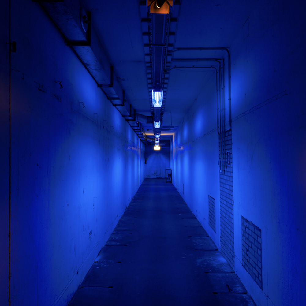 Gang van de blauw verlicht bunker.