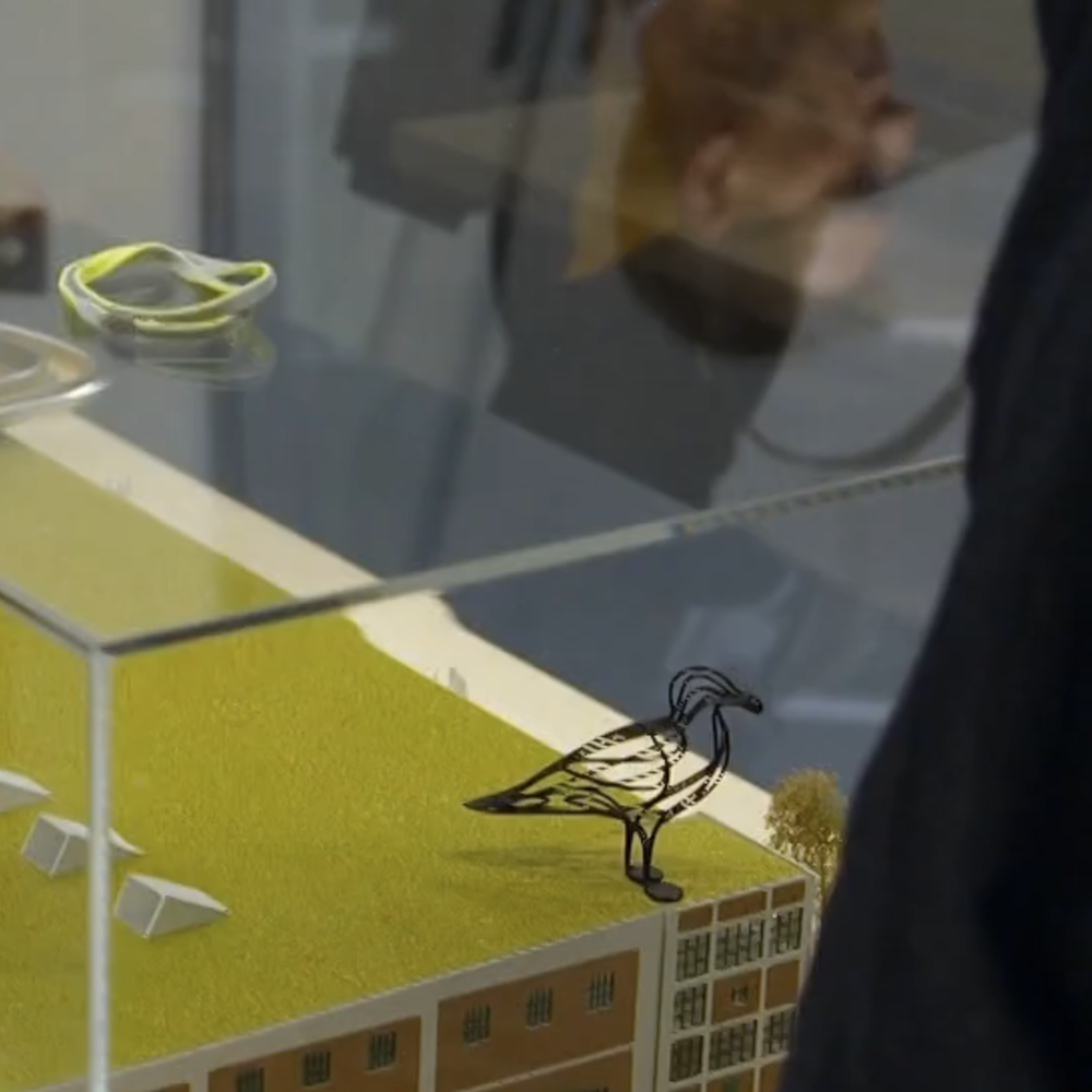 en maquette van het museum, in een glazen vitrine. Op het dak staat op de hoek een grote meeuw (op schaal), van zwart materiaal. Hij is opgebouwd uit lijnen dus je kijkt erdoorheen.