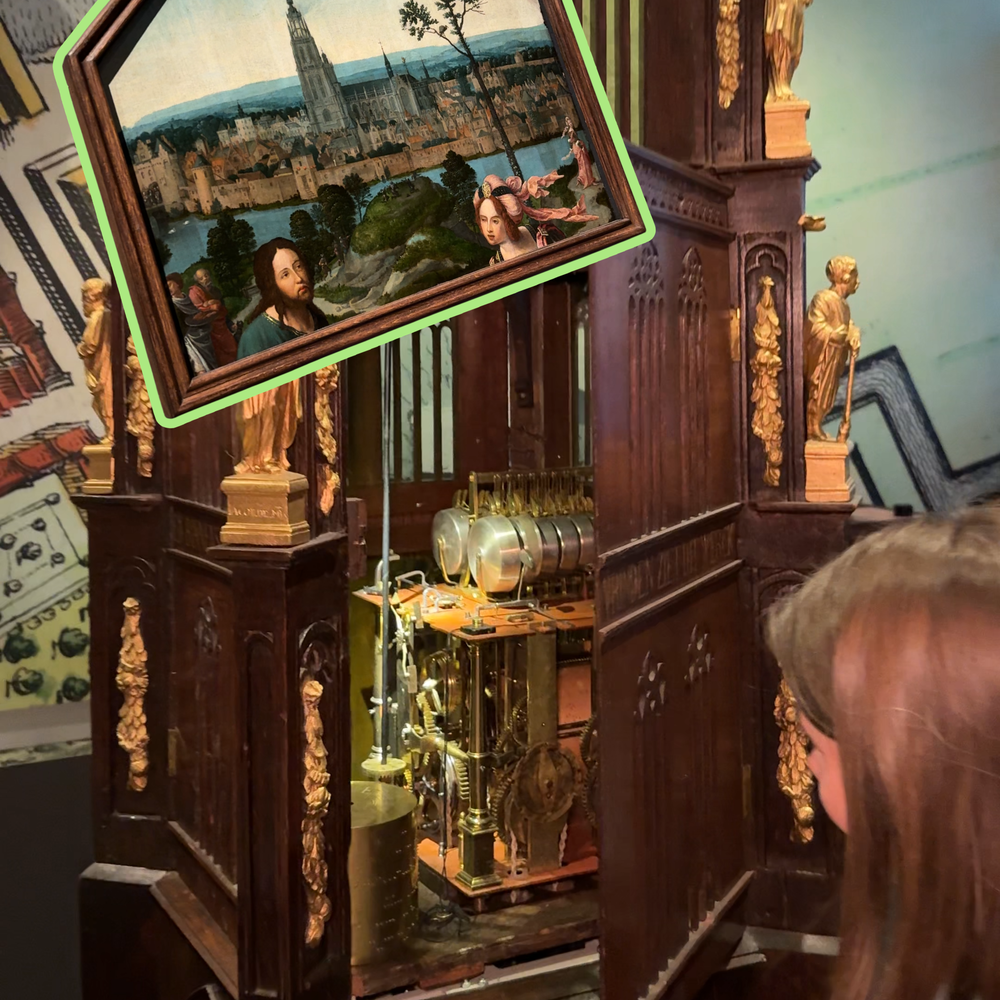 Een foto van Monique die het deurtje van het kerktorenmodel open doet, waarachter je het carillon ziet. Daarop is een afbeelding geplakt van het stadsgezicht.