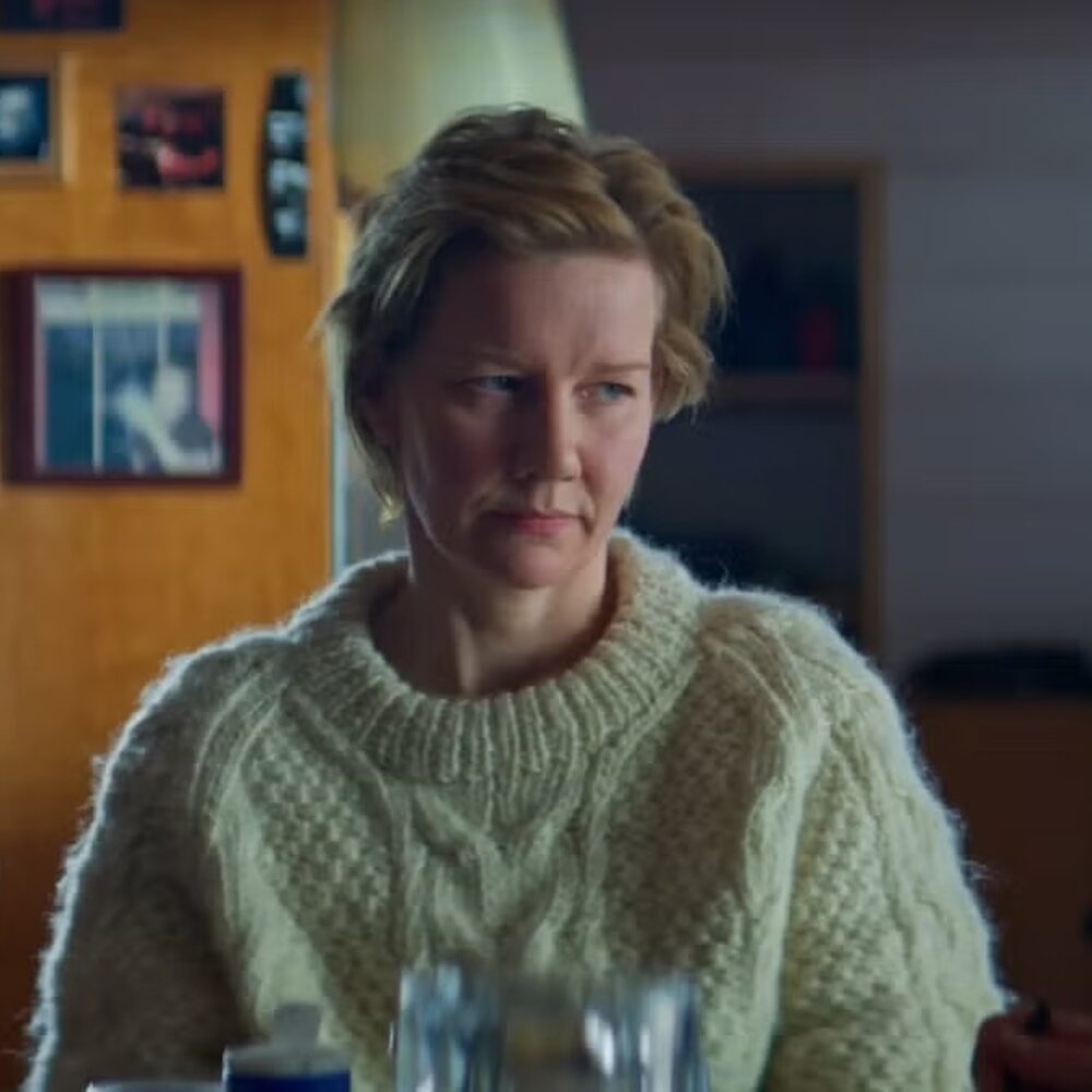 Personage uit Anatomy of a fall kijkt afkeurend.