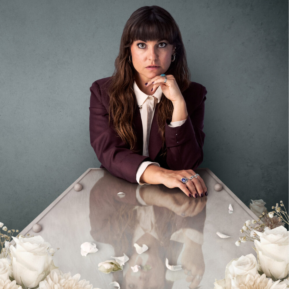 Eva Crutzen poseert bij een doodskist