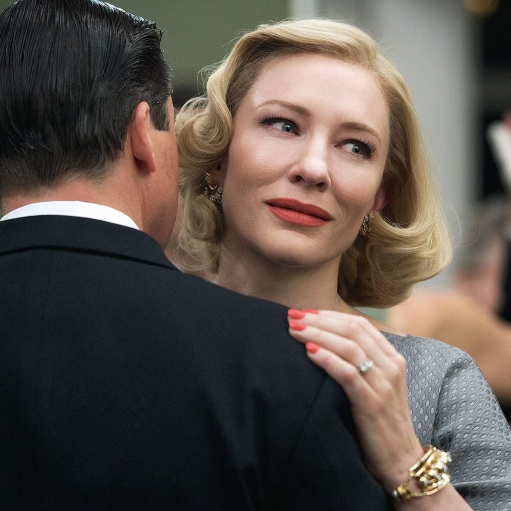 Carol danst met haar man. Ze kijkt alsof ze weg wil omdat ze wil scheiden van hem.