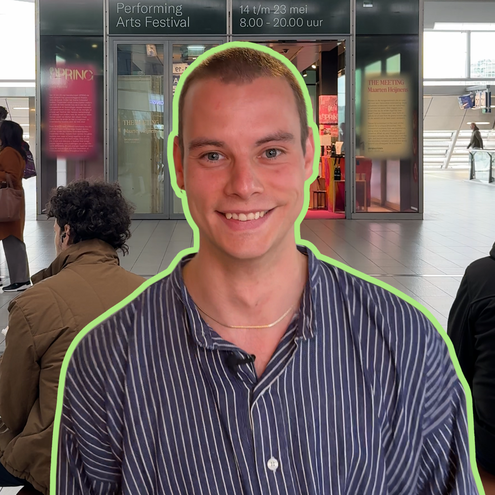 Een foto van Maarten. Hij kijkt lachend de camera in.