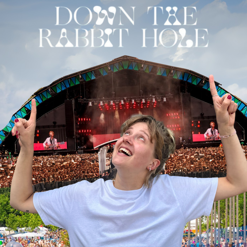 Een collage van Pieteke - de schrijver van deze tips - voor verschillende elementen van Down The Rabbit Hole. Onder in beeld zie je een strandje met een meer waar mensen zwemmen, dan Pieteke die naar boven wijst en naar boven kijkt, naar een podium. Het is een groot podium waar een concert aan de gang is. Daar weer boven is een blauwe lucht te zien met letters Down The Rabbit Hole.