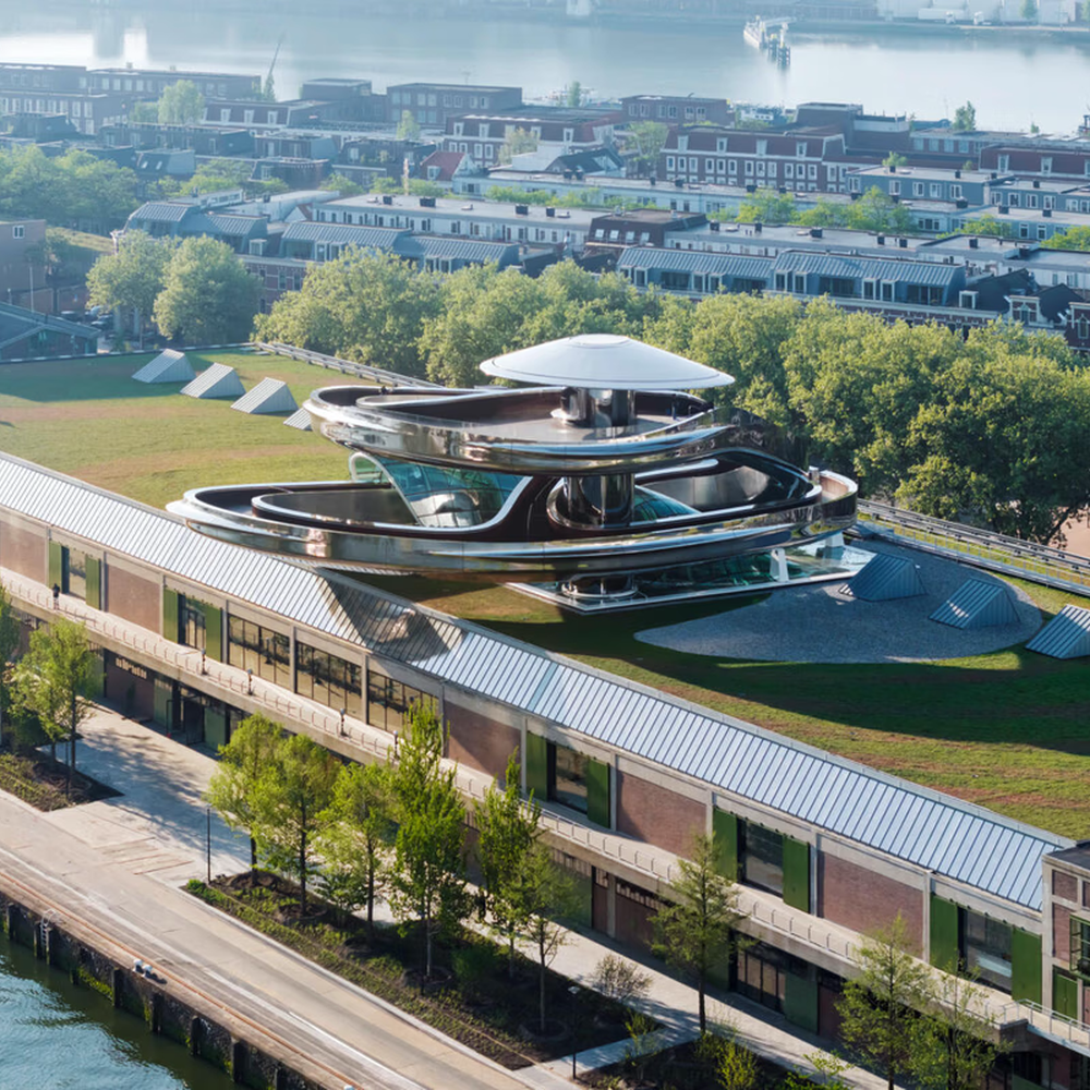 Een foto van de buitenkant van het gebouw met daarop de iconische roostvrijstalen tornadobuis.