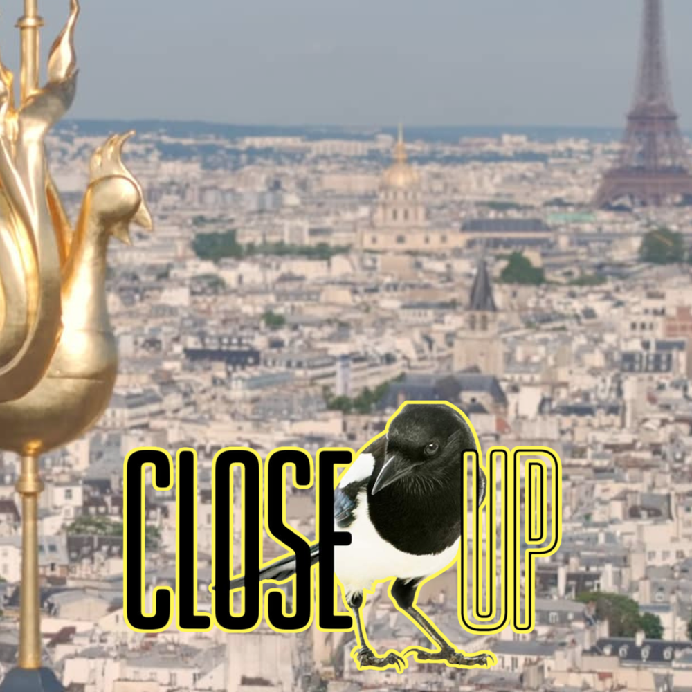Een luchtfoto van de stad Parijs. Je ziet de Eiffeltoren in de achtergrond. Op de voorgrond staat het logo van Close Up, met een ekster in het logo verwerkt.