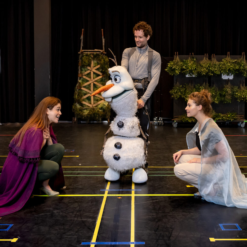 Olaf sneeuwpopje van frozen gespeeld door Steven Roox met Anna en Elsa