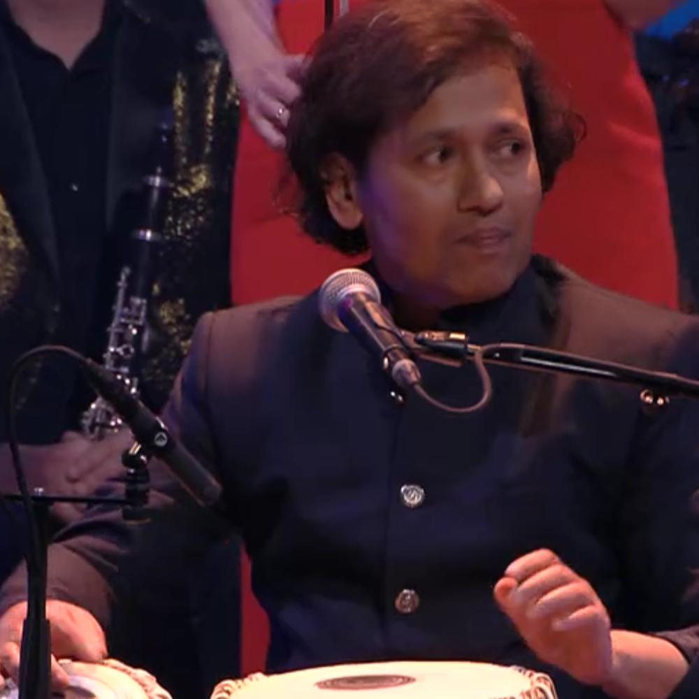 Hier zien we Niti de tablaspeler met zijn tabla