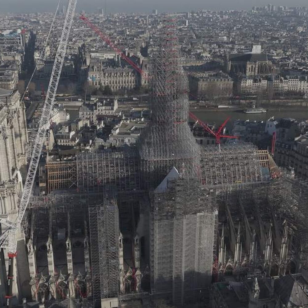Een luchtfoto van de Notre Dame in de stijgers.