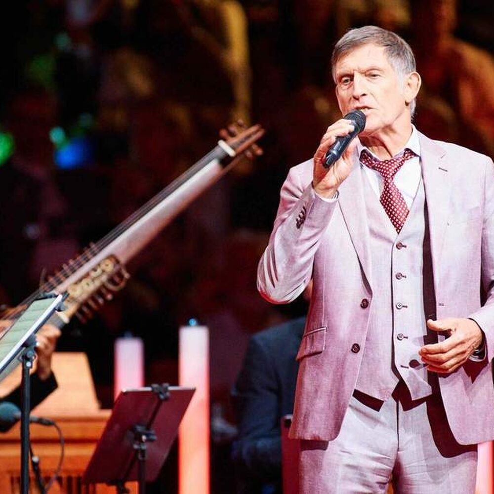 Huub van der Lubbe zingt op het podium van het Prinsengrachtconcert.