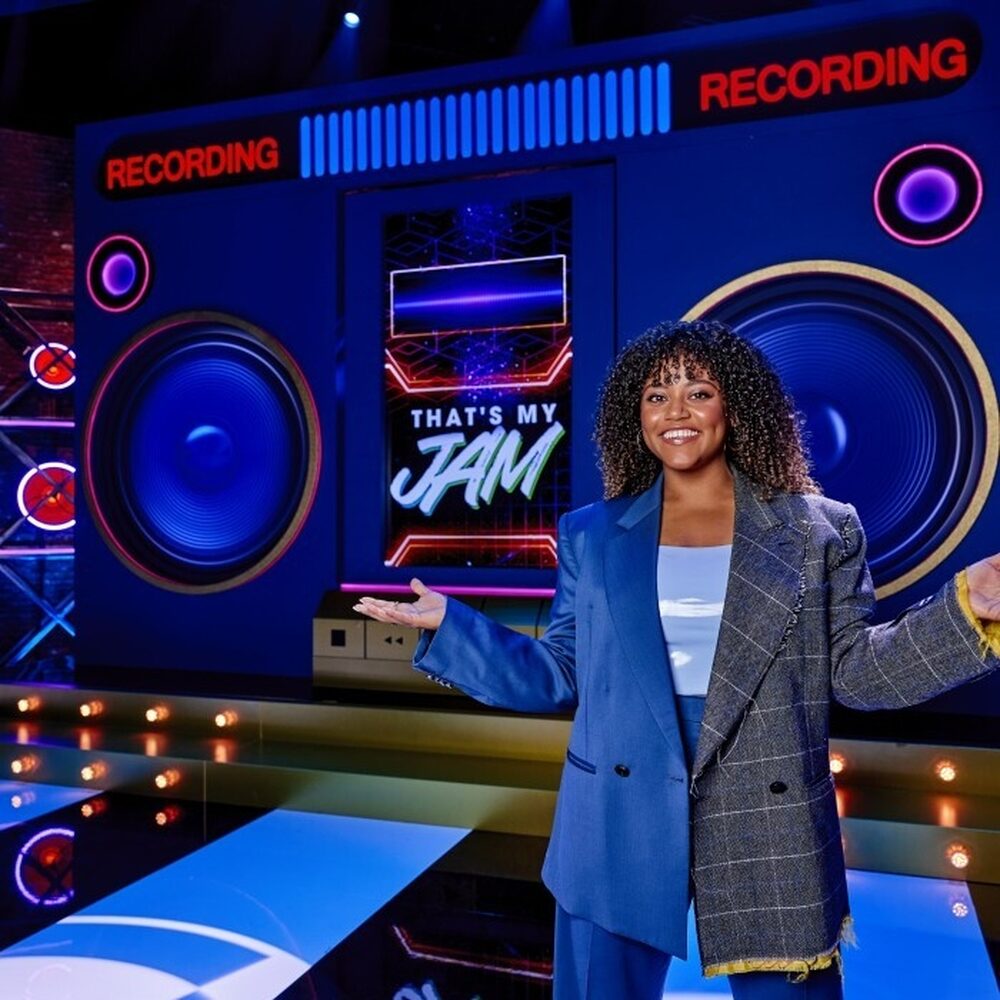Presentatrice Quinty Misiedjan bij het decor van That's My Jam.