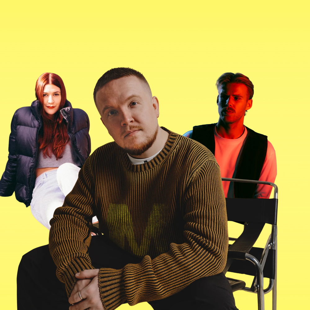 Een foto van Chris Stussy, een jonge man op een stoel met een bruine trui aan. Links achter hem Moxie, zittend op de grond in een grote zwarte jas. Rechts van hem LAMMER, met een wit shit, bodywarmer en snor.