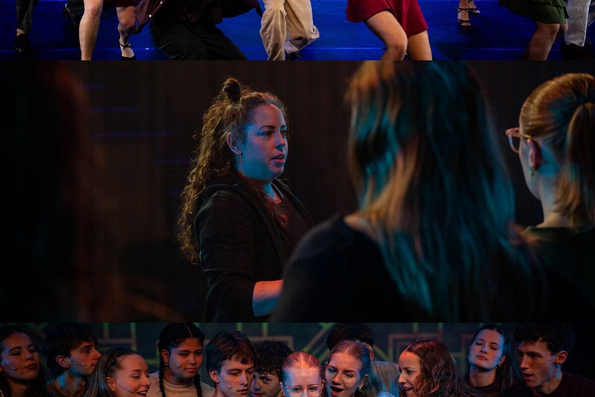 Je ziet Chiara Re die haar dansers feedback geeft. je ziet 2 foto's van musical dansers.