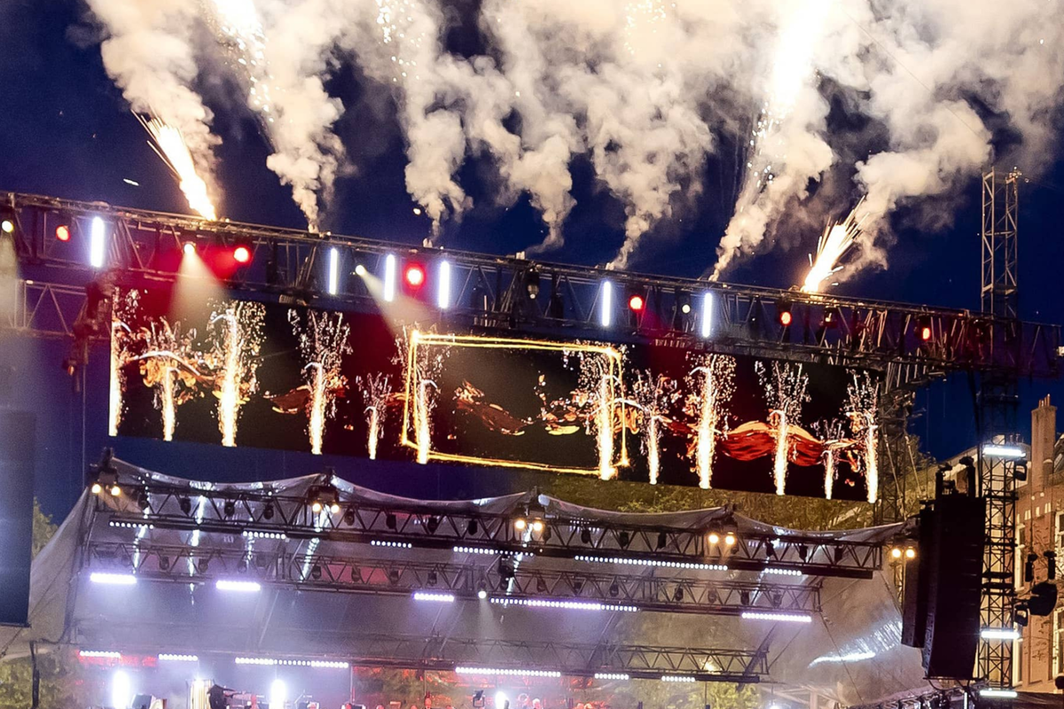Vuurwerk op een podium