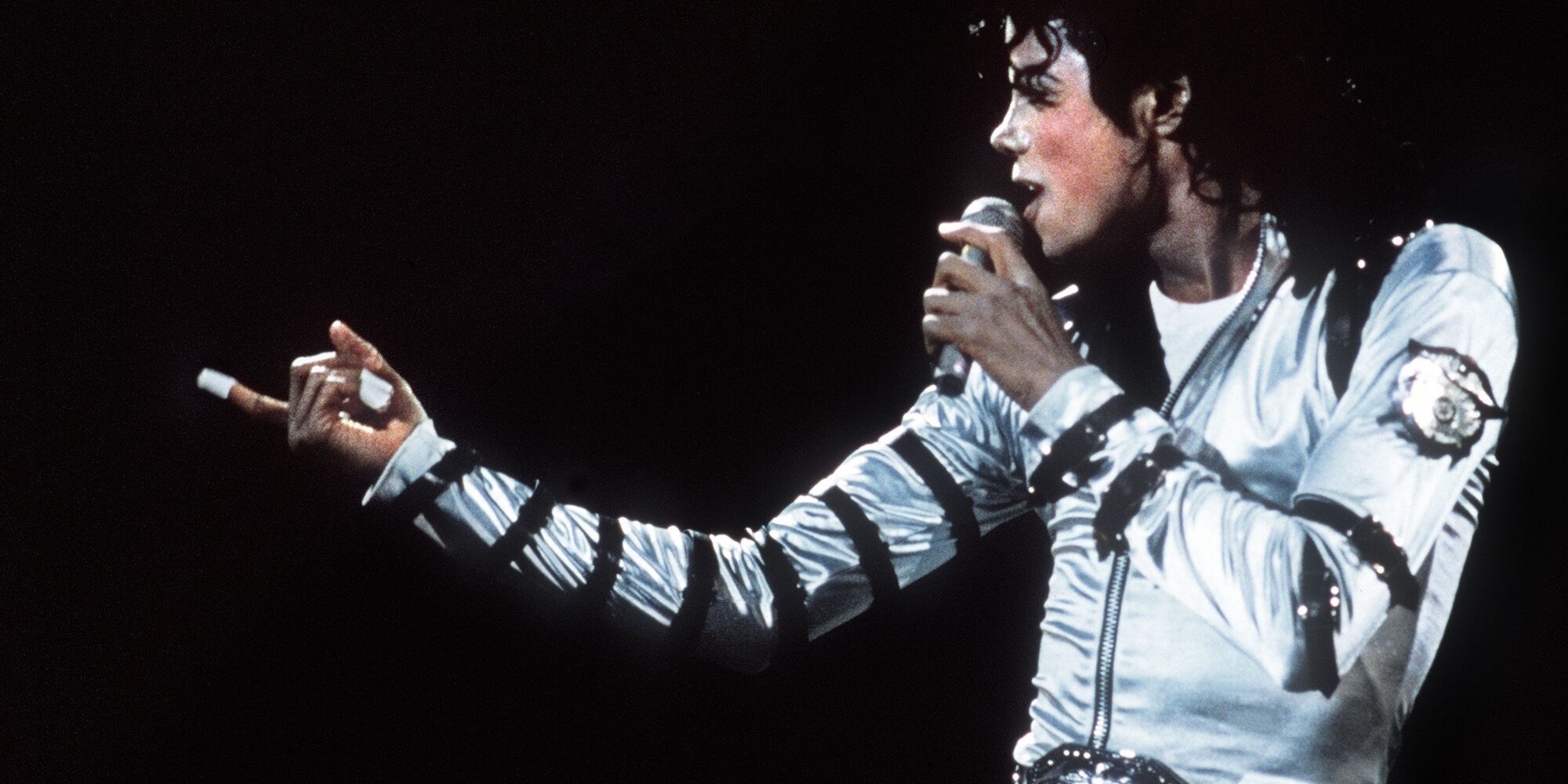 (FILES) US pop star and entertainer Micheal Jackson performs during a concert at the historical Berlin Reichstag on June 19, 1988. Michael Jackson died on June 25, 2009 after suffering a cardiac arrest, sending shockwaves sweeping across the world and tributes pouring in on June 26 for the tortured music icon revered as the "King of Pop." AFP PHOTO/DPA/-