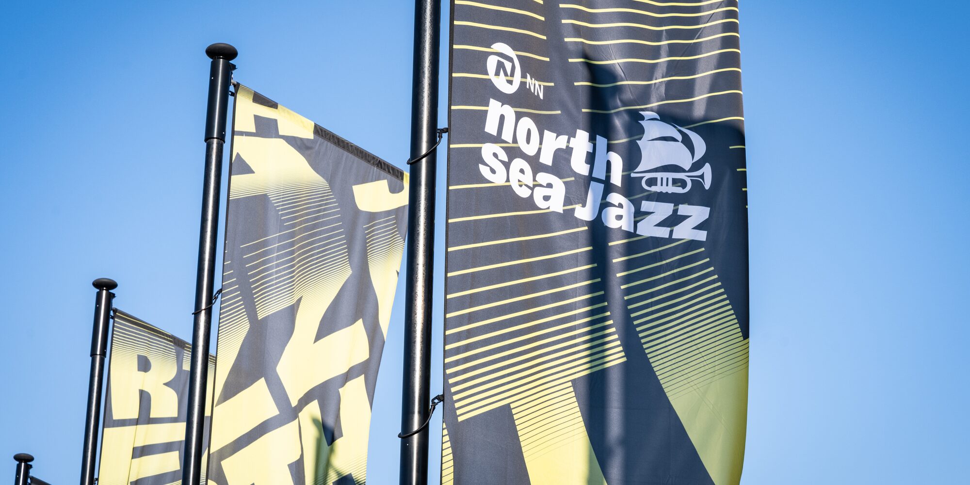 ROTTERDAM - Vlaggen bij Ahoy Rotterdam tijdens de eerste dag van het jaarlijkse North Sea Jazz Festival. Verspreid over drie dagen staan er meer dan 150 optredens op het programma. ANP SIMON LENSKENS