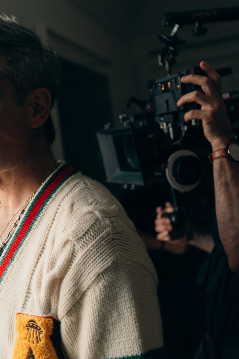 6906 reviews Robbie Williams 1698762062