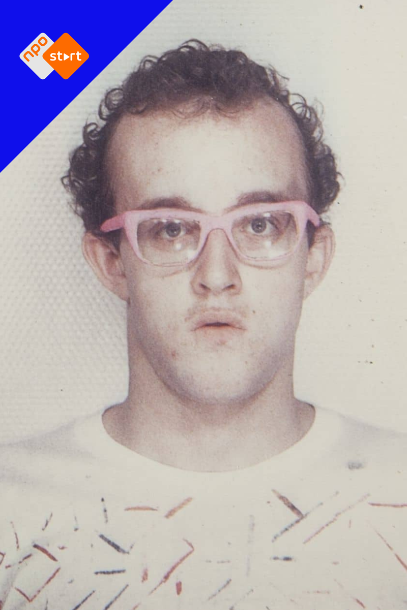 Portret foto van kunstenaar Keith Haring met een roze bril op en een verbaasd gezicht